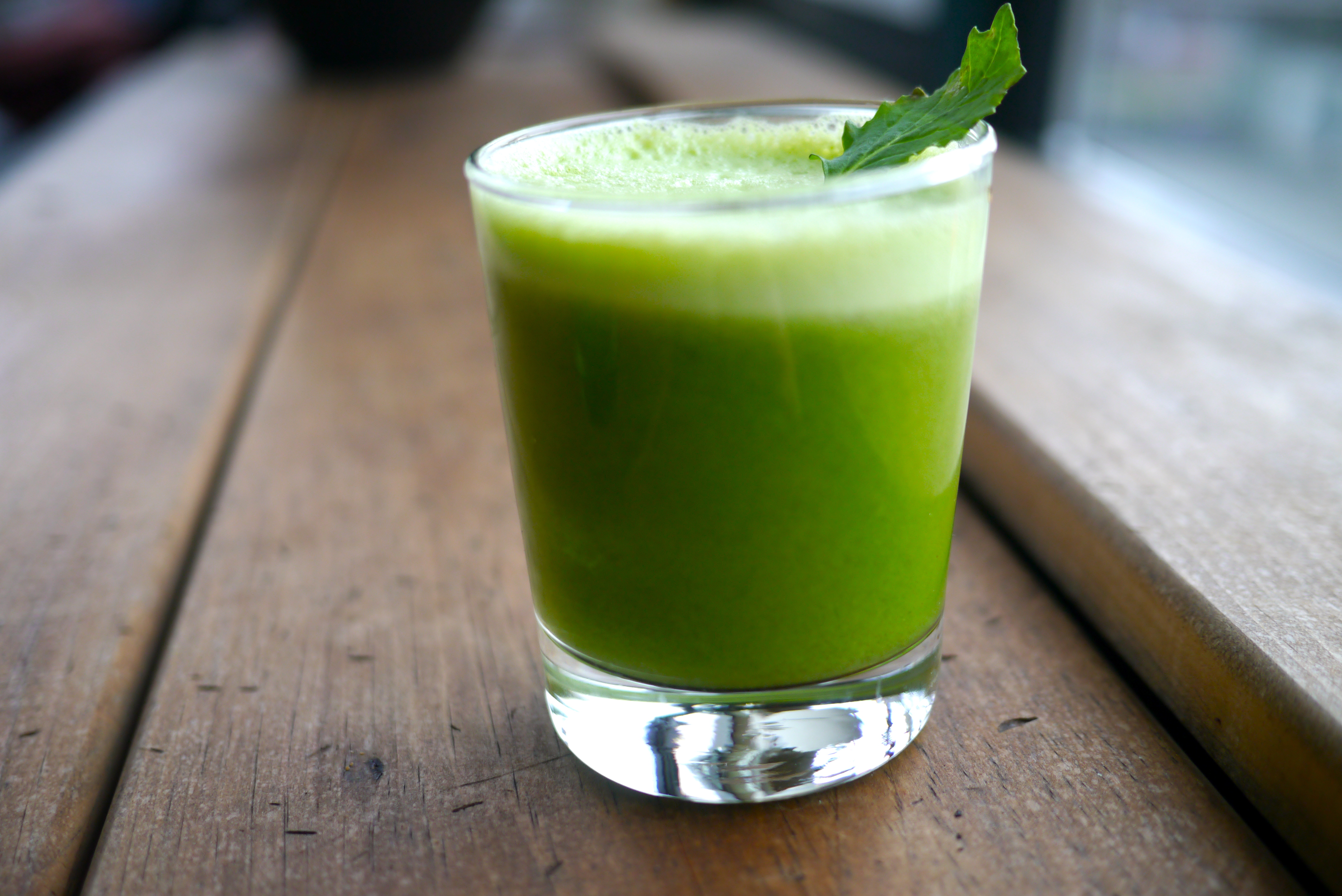 Напиток из сельдерея. Напитки смузи Smoothie Green. Зелёный смузи детокс. Аодзиру зеленый смузи. Фисташковый коктейль.